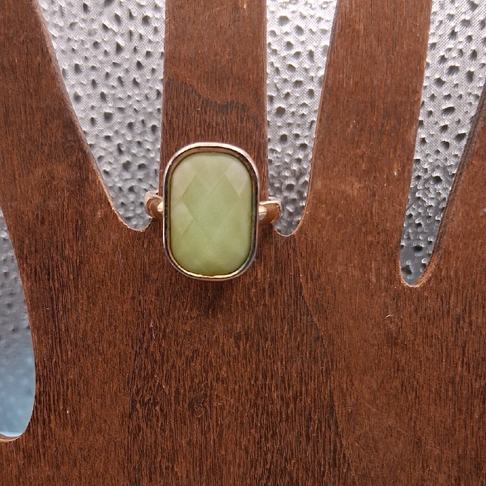 Vintage Avon Elegant Textured Light Green Gemstone Ring Sz 8